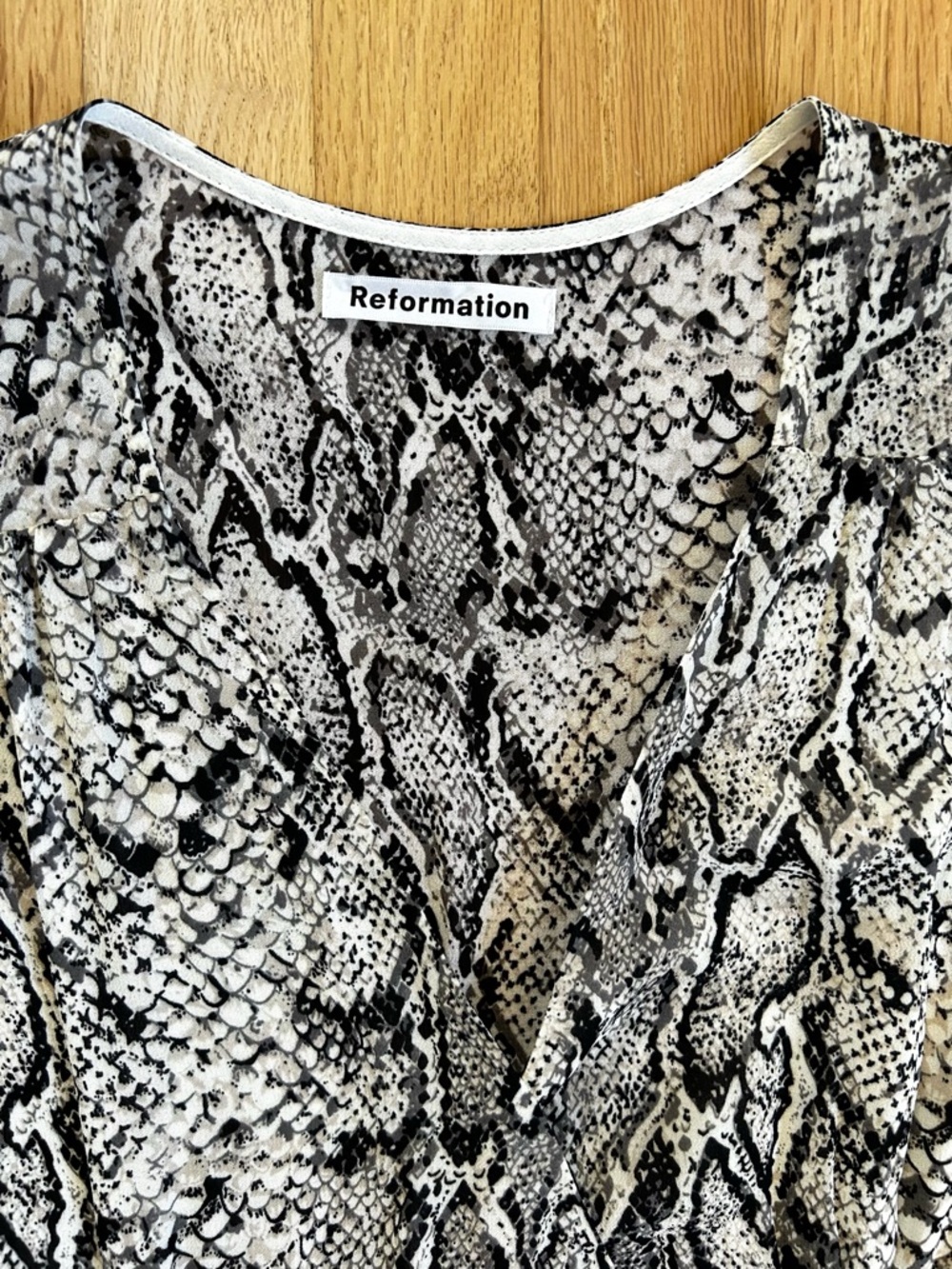 REFORMATION carina midi wrap dress snake print beige black size M - Picture 4 of 12